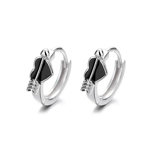 Orecchini a cerchio in argento 925 con cuore in smalto nero e design a freccia