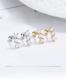 Gros plan sur les boucles d'oreilles S925 en argent et or avec zircons et fermoir à vis