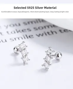 Gros plan de boucles d'oreilles en argent S925 avec trois zircons carrés alignés