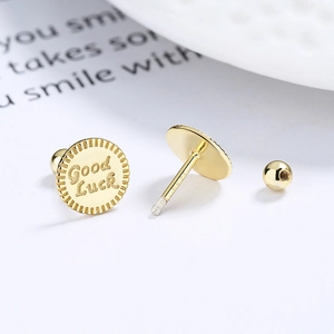 Goldene Ohrstecker aus 925er Sterlingsilber mit Good Luck Gravur und Schraubverschluss