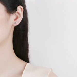 Boucles d'oreilles minimalistes en argent 925 avec trois pierres en zircone blanche