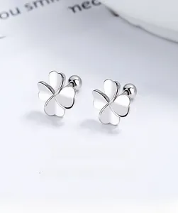 Dettaglio di orecchini a quadrifoglio in argento sterling 925 lucido con chiusura a vite