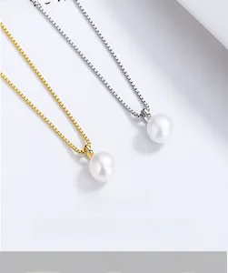 Détails de pendentifs en perles blanches sur des chaînes fines dorées et argentées