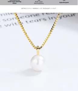 Détail de la chaîne box en argent 925 avec un pendentif perle blanche ronde