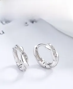 Makroaufnahme von 925 Sterling Silber Creolen mit Zirkonia im verdrehten Design
