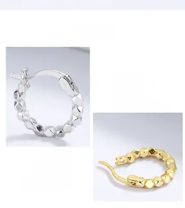 Makroaufnahme geometrischer S925 Sterlingsilber Creolen mit Facettenschliff in Silber und Gold