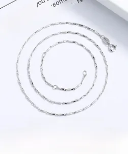 Dettaglio macro di una catena in argento sterling 999 con chiusura a molla classica