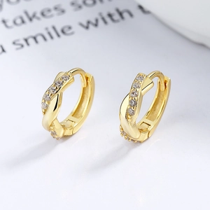 Exquisite goldene gedrehte Creolen mit mikroeingelegten Zirkonia-Kristallen für Damen
