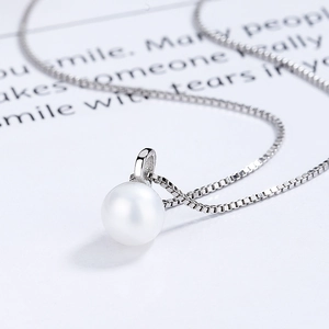 Élégant collier chaîne vénitienne en argent 925 avec un pendentif en perle blanche ronde