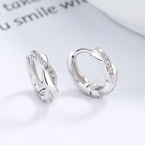 Minimalistische 925 Sterling Silber Creolen mit gedrehtem Design und Zirkonia Besatz