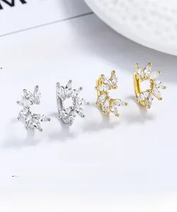 Détail de boucles d'oreilles feuilles en argent 925 avec zircons de taille marquise