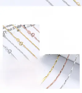 Dettaglio macro di maglie della catena in argento sterling S925 con chiusura a molla