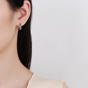 Minimalistische S925 Sterlingsilber Creolen mit einzigartiger gedrehter Textur für Damen
