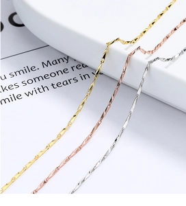 Dettaglio di collane in argento 999 con finiture in oro, oro rosa e argento