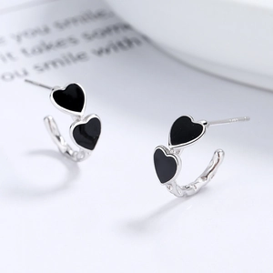 S925 sterling silver heart-shaped C-style stud earrings with black enamel inlay