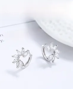 Vue macro de demi-créoles en argent sterling 925 avec zircons en marquise étincelants