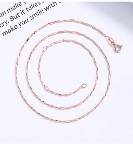 Dettaglio della catena in oro rosa con maglie a spirale e chiusura a molla classica