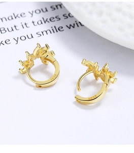 Détail des boucles d'oreilles feuilles en argent S925 doré avec incrustations de zircons