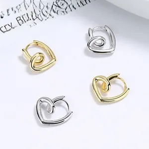 Détail du poinçon S925 sur des créoles torsadées en forme de cœur, argent et or