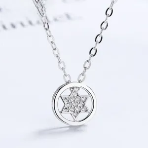 Détail du pendentif étoile à huit branches en argent avec oxydes de zirconium brillants