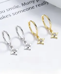Détails de boucles d'oreilles étoiles en argent et or avec zircons cubiques brillants
