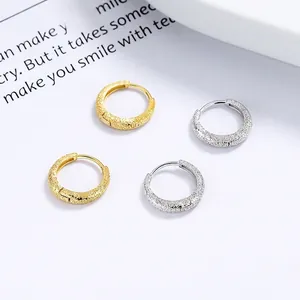 Aros minimalistas de plata de ley 925 con acabado arenado mate en tonos dorados y plateados