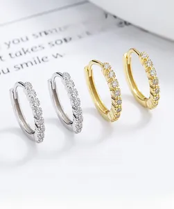 Détails macro de boucles d'oreilles créoles en argent 925 avec sertissage micro-pavé CZ