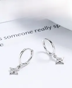 Gros plan de boucles d'oreilles créoles en argent 925 avec pendentifs étoile brillants