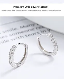 Vue détaillée macro de créoles en argent sterling S925 avec pavage de zircons blancs