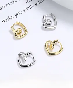 Détail de créoles en forme de cœur en argent sterling S925, finitions or et argent