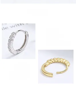 Détail de boucles d'oreilles créoles en argent S925 avec pavé de zircons en or et argent