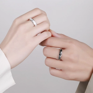 Anelli di coppia minimalisti in argento sterling 925 con design a trama marmorea