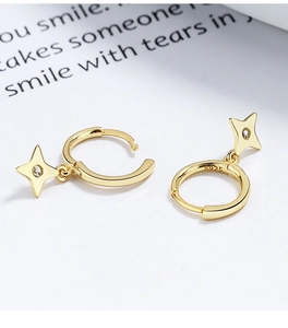Détail de boucles d'oreilles en argent 925 avec placage or et pendentif étoile