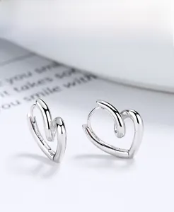 Gros plan des boucles d'oreilles créoles cœur en argent sterling S925 poli pour femme