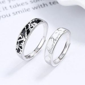 Anelli di coppia regolabili in argento 925 con motivi floreali in smalto bianco e nero