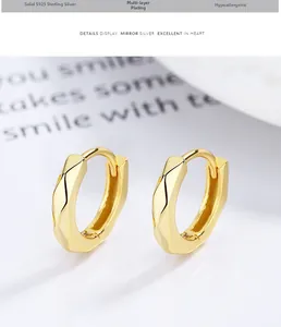 Détail des boucles d'oreilles géométriques en argent 925 avec plaquage en or pur