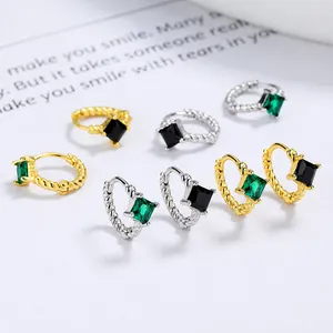 Pendientes de aro trenzados en plata 925 con gemas cuadradas de esmeralda y color negro