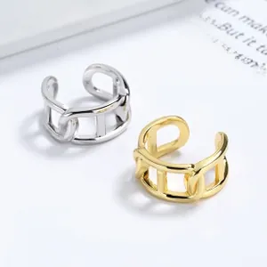 Gros plan sur les boucles d'oreilles en maillons creux, finitions dorée et argentée