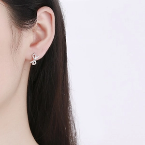 Détail de boucles d'oreilles papillon en argent 925 avec zircons sur le mannequin