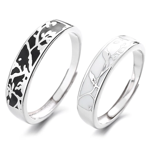 Anelli di coppia regolabili in argento 925 con motivi di rami in smalto bianco e nero