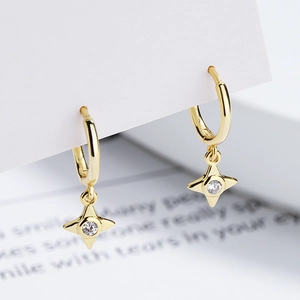 Élégantes boucles d'oreilles créoles dorées en argent avec pendentif étoile et zircon