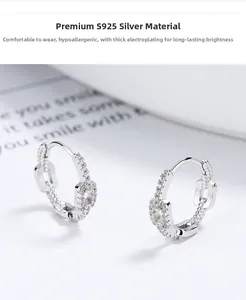 Dettaglio orecchini a cerchio in argento 925 con pavé di zirconi e maglie a catena