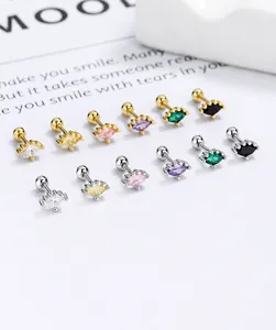 Vue macro des boucles d'oreilles marquise en zircone de différentes couleurs et finitions