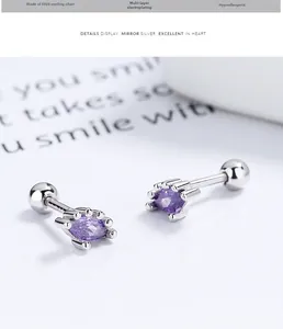 Détail macro du clou d'oreille en argent S925 avec zircon violet marquise et vis arrière