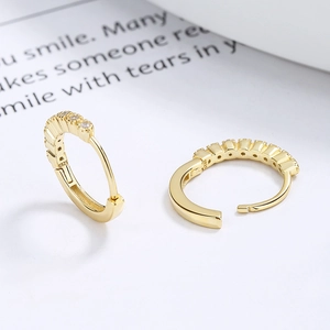 Élégantes boucles d'oreilles créoles en argent 925 doré avec micro-sertissage de zircon