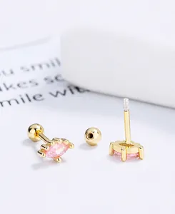 Détail de boucles d'oreilles S925 en argent avec zircon rose marquise et fermoir à vis