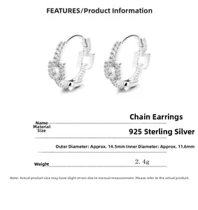 Vista macro di orecchini a catena in argento sterling 925 con pavé di zirconi bianchi