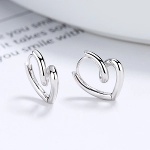 Créoles en forme de cœur en argent sterling 925 avec un design épuré pour femmes