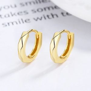 Boucles d'oreilles créoles géométriques en argent 925 avec finition dorée