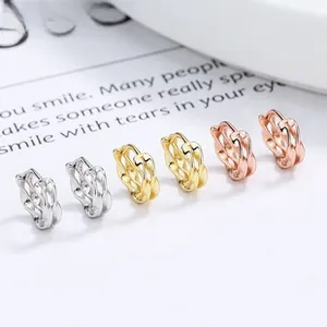 Dettaglio orecchini Mobius in argento 925 in set nei colori argento, oro e oro rosa